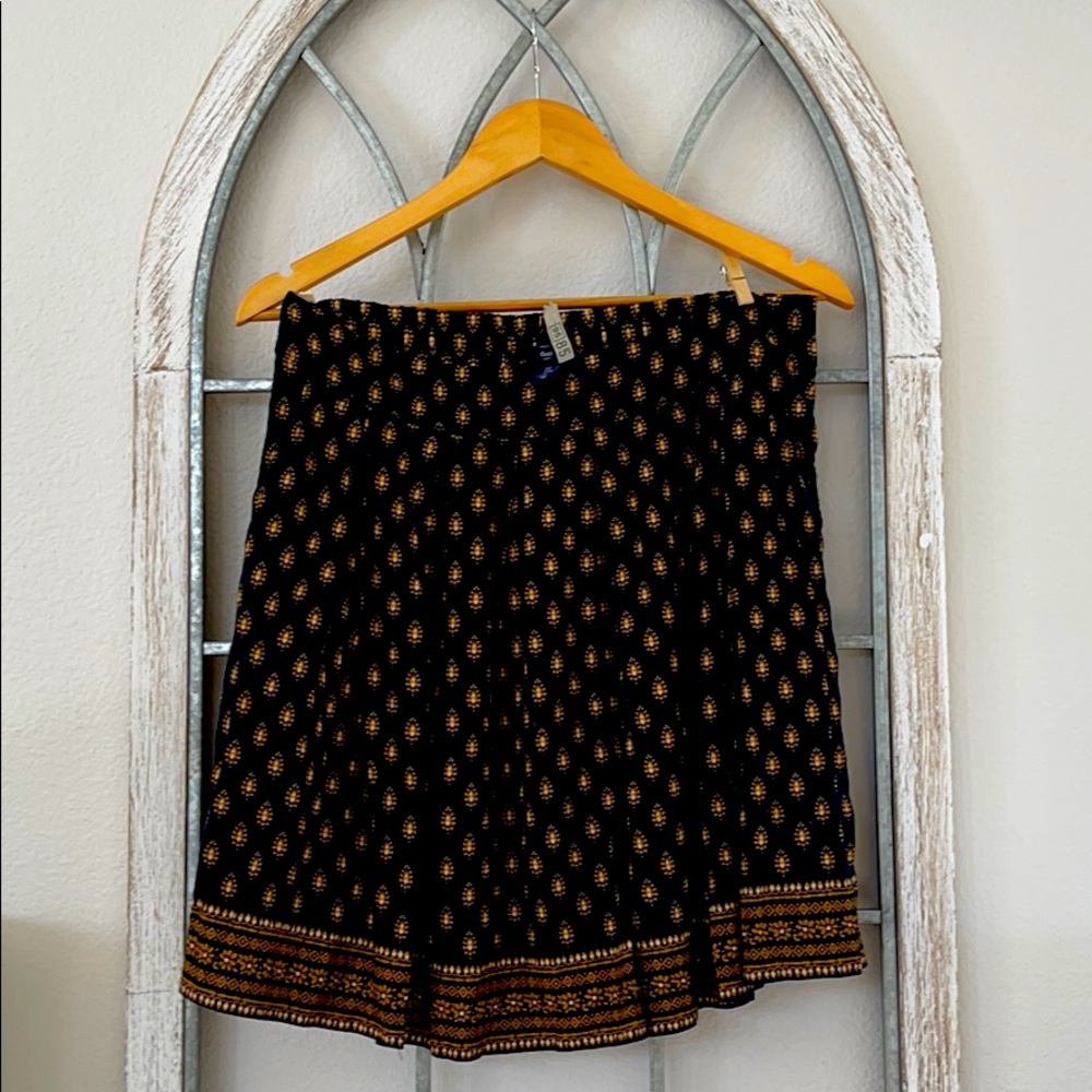 Navy blue and gold skirt with pockets. ✨